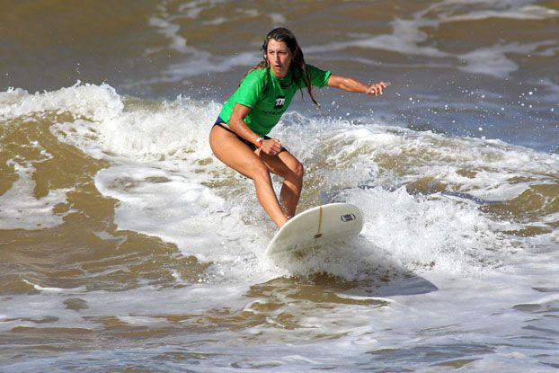 Surfista Angela Bauer, de 62 anos, pega onda de longboard no Rio de Janeiro