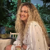 Atriz Lua Blanco, que viveu a Roberta na versão brasileira de Rebelde, sorri em foto
