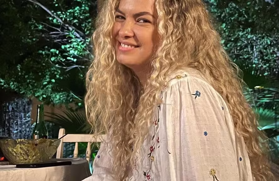 Atriz Lua Blanco, que viveu a Roberta na versão brasileira de Rebelde, sorri em foto