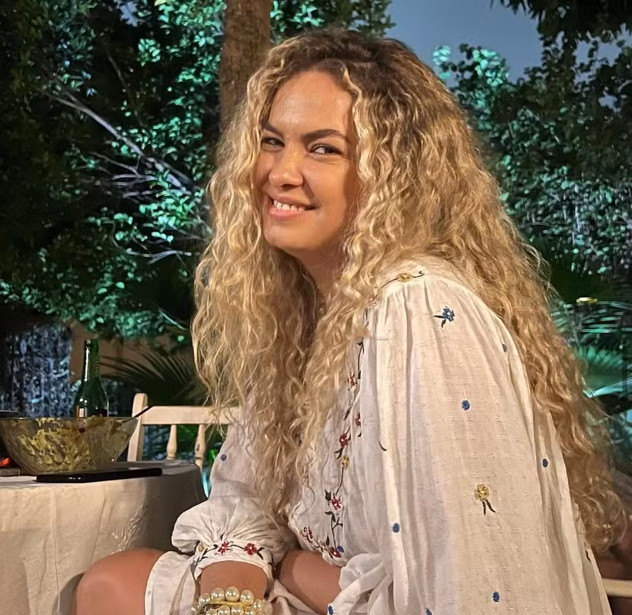 Atriz Lua Blanco, que viveu a Roberta na versão brasileira de Rebelde, sorri em foto