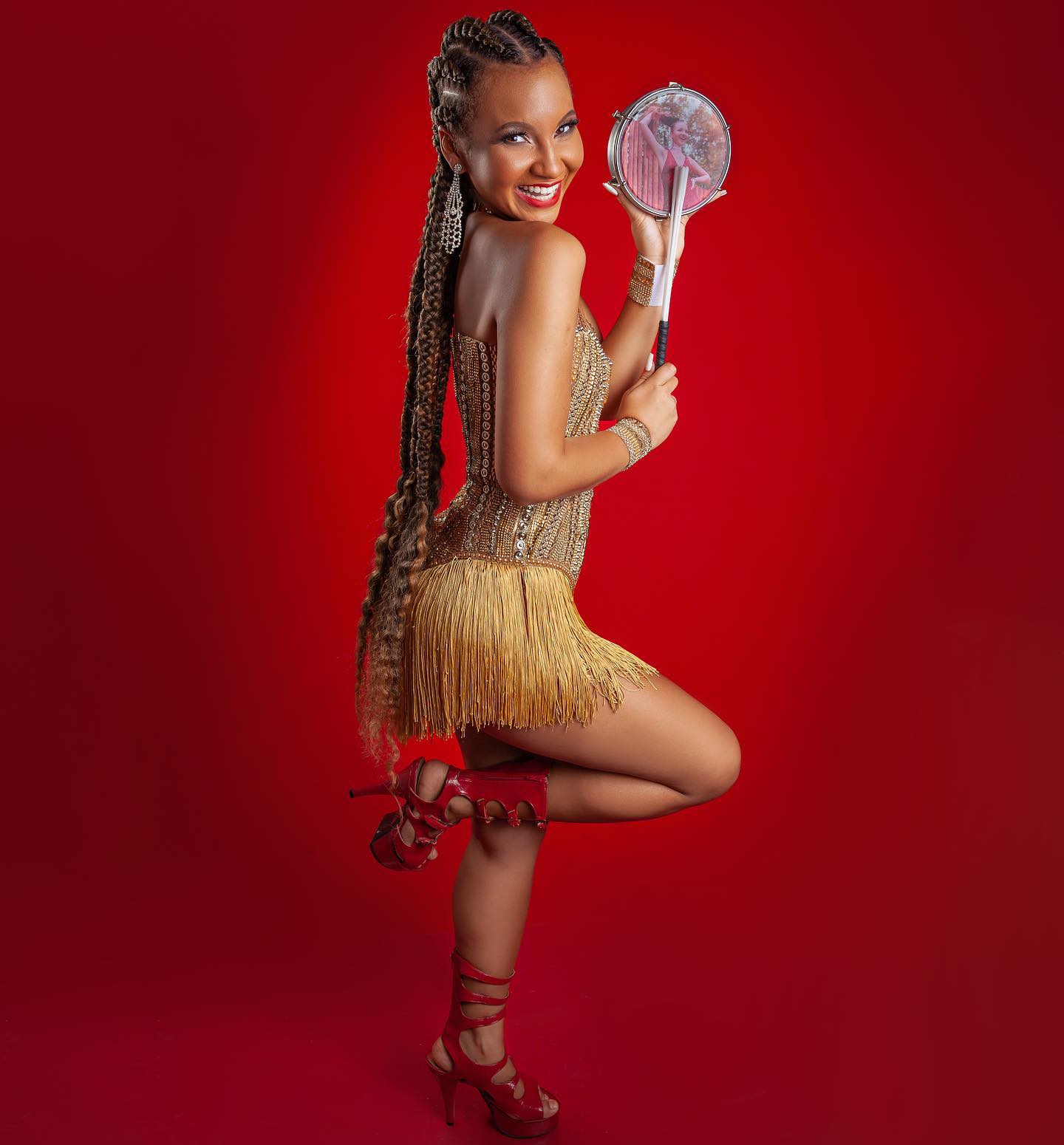 Rayane Dumont, rainha de bateria da União de Maricá, que estreia no Grupo Especial no Carnaval 2027