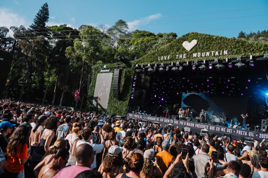 Público em frente ao palco do Rock the Mountain, festival em Itaipava, na região serrana do Rio
