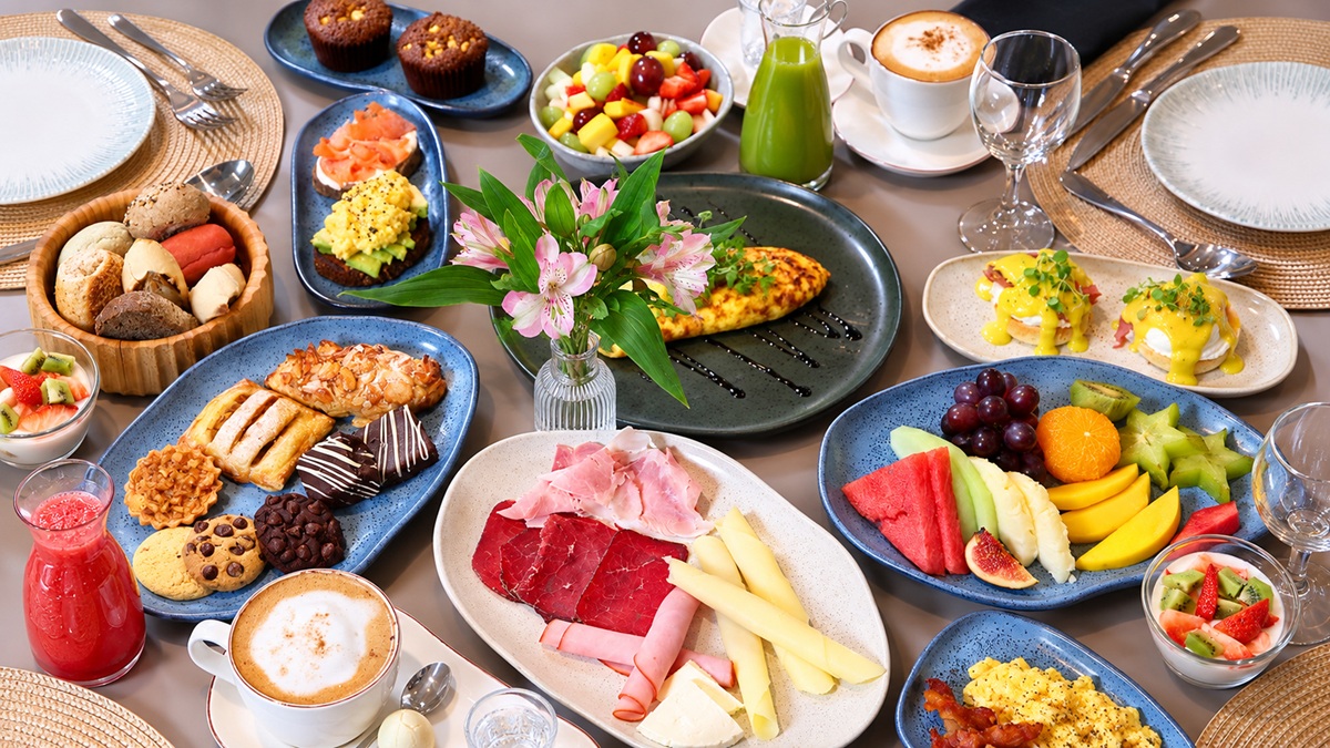 Café da manhã com pães, frutas, doces e bebidas durante o Breakfast Weekend 2026 em São Paulo